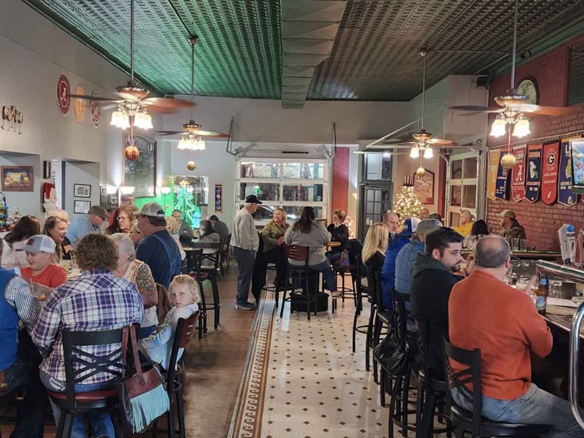 Interior of Steverinos Italian Restaurant in Pittsburgh, TN